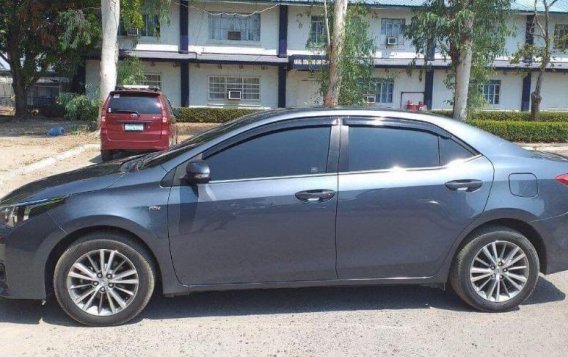 Selling Used Toyota Altis 2015 in Makati-1