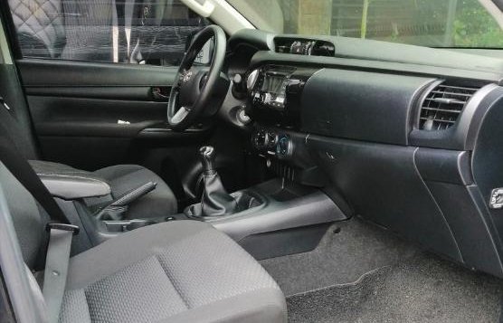 Selling 2nd Hand Toyota Hilux 2016 Manual Diesel in Angeles-6