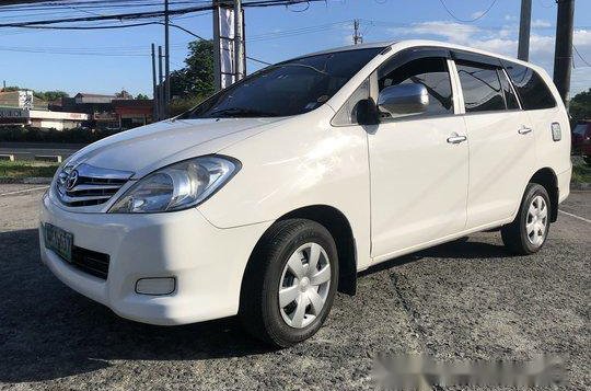 White Toyota Innova 2012 at 80000 km for sale-3