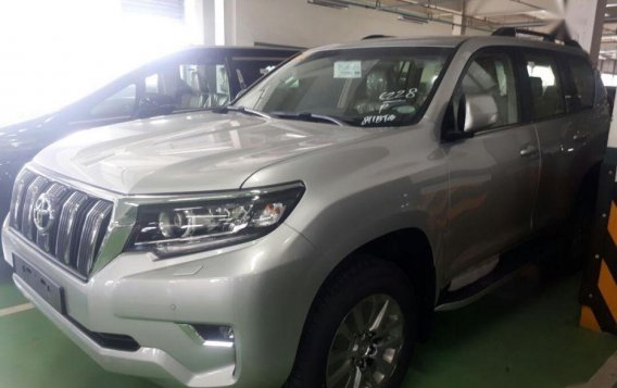 Selling Brand New Toyota Land Cruiser 2019 in Makati-11