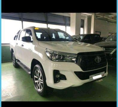Selling Brand New Toyota Land Cruiser 2019 in Makati-10