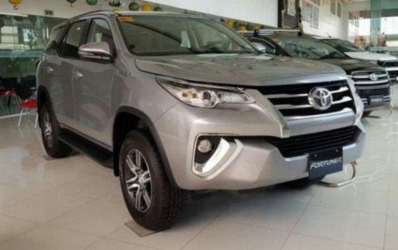 Selling Brand New Toyota Land Cruiser 2019 in Makati-5