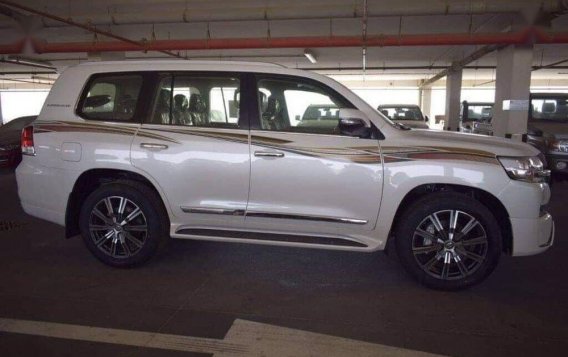 Brand New Toyota Land Cruiser 2018 Automatic Gasoline for sale in Quezon City-5