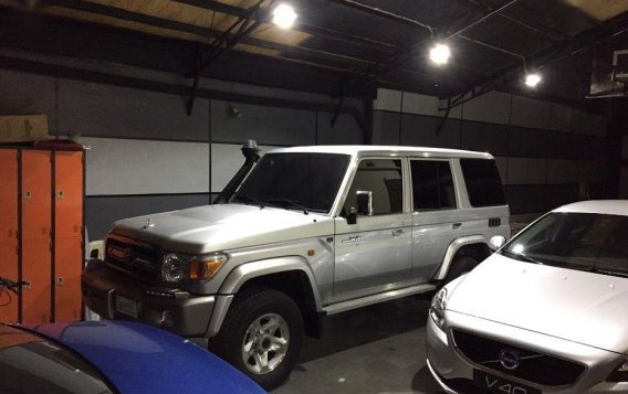 Selling Toyota Land Cruiser 2016 at 2000 km in Quezon City
