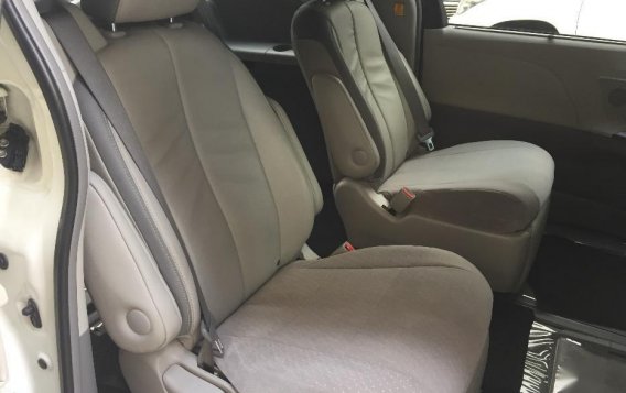Selling 2nd Hand Toyota Sienna 2014 in Manila-3