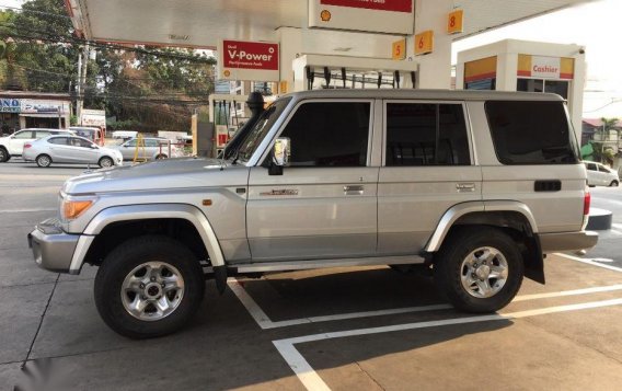 Selling Toyota Land Cruiser 2016 at 2000 km in Quezon City-5