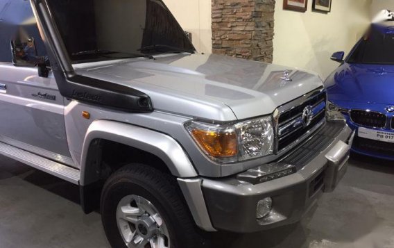 Selling Toyota Land Cruiser 2016 at 2000 km in Quezon City-2