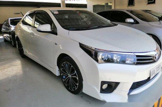 White Toyota Corolla Altis 2015 for sale Automatic