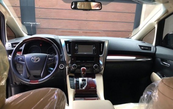 Black Toyota Alphard 2017 at 1700 km for sale-2