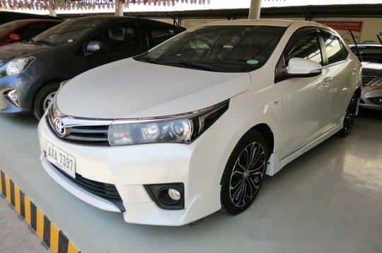 White Toyota Corolla Altis 2015 for sale Automatic-2