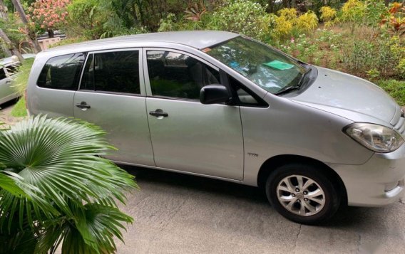 Selling 2nd Hand Toyota Innova 2009 Automatic Gasoline at 100000 km in Makati-1
