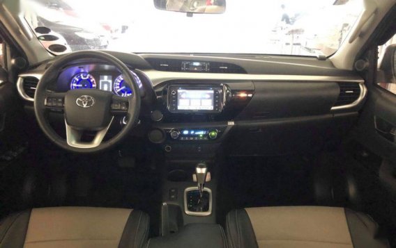 Selling 2nd Hand Toyota Hilux 2016 in Makati-9