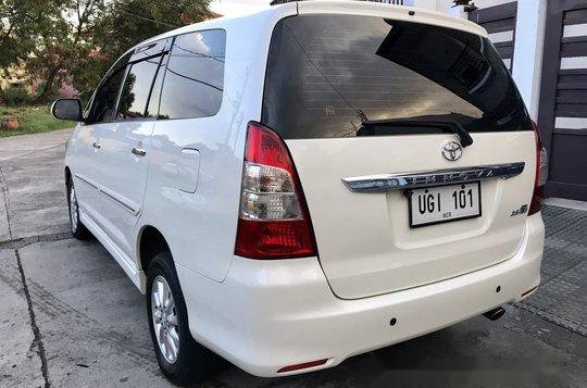 Selling White Toyota Innova 2013 at 50000 km -3