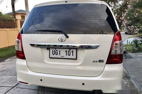 Selling White Toyota Innova 2013 at 50000 km -4