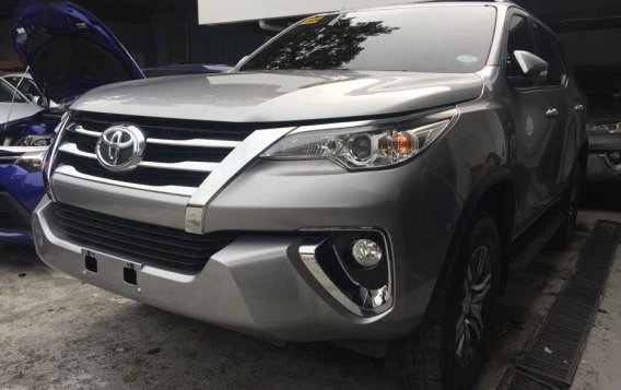 Selling Silver Toyota Fortuner 2017 Automatic Diesel in Quezon City-1