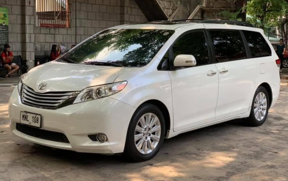 Selling White Toyota Sienna 2014 Van Automatic Gasoline at 24000 km in Quezon City-4