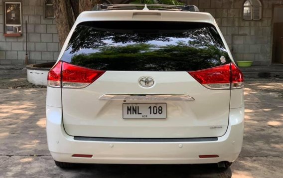 Selling White Toyota Sienna 2014 Van Automatic Gasoline at 24000 km in Quezon City-5