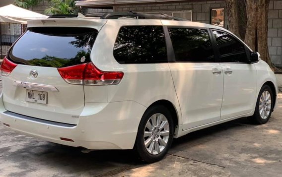 Selling White Toyota Sienna 2014 Van Automatic Gasoline at 24000 km in Quezon City-1