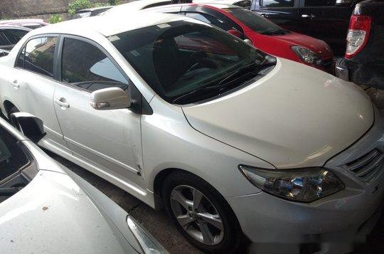 Selling White Toyota Corolla Altis 2013 in Makati-4