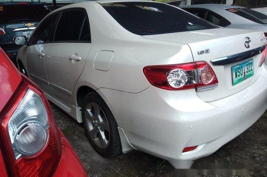 Selling White Toyota Corolla Altis 2013 in Makati