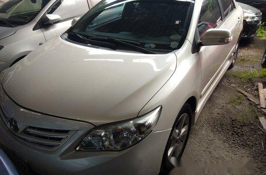 Selling White Toyota Corolla Altis 2013 in Makati-3