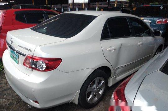 Selling White Toyota Corolla Altis 2013 in Makati-1