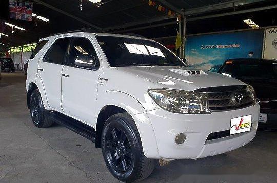 Selling White Toyota Fortuner 2010 Automatic Diesel at 118000 km -1