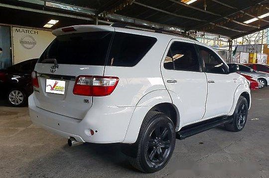 Selling White Toyota Fortuner 2010 Automatic Diesel at 118000 km -3
