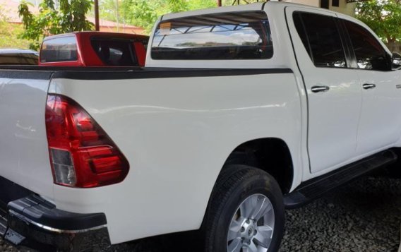 White Toyota Hilux 2016 at 10000 km for sale