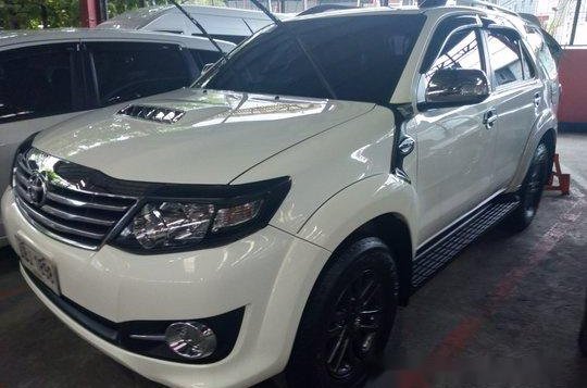 Selling White Toyota Fortuner 2015 Manual-2