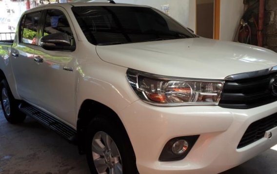 Selling White Toyota Hilux 2016 in Quezon City-1