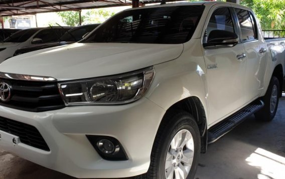 Selling White Toyota Hilux 2016 in Quezon City-2