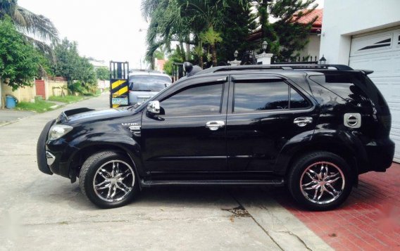 2nd Hand Toyota Fortuner 2009 at 70000 km for sale-5