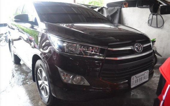 Selling Red Toyota Innova 2017 at 7700 km -1