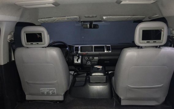 Selling Toyota Hiace 2017 Automatic Diesel in Manila-2