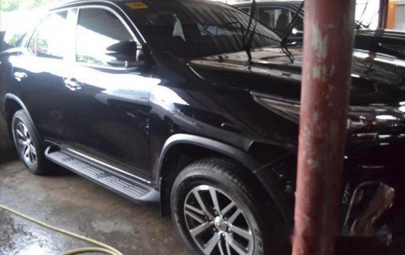Selling Black Toyota Fortuner 2017 Automatic Diesel at 1900 km -3