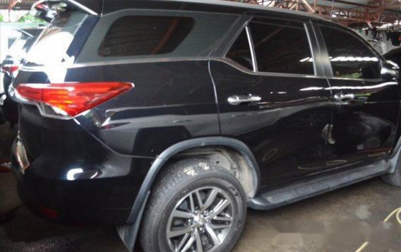 Selling Black Toyota Fortuner 2017 Automatic Diesel at 1900 km -5