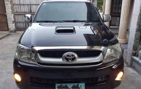 Black Toyota Hilux 2010 at 85000 km for sale in Manila-1