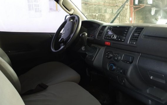 White Toyota Hiace 2017 at 20000 km for sale-2