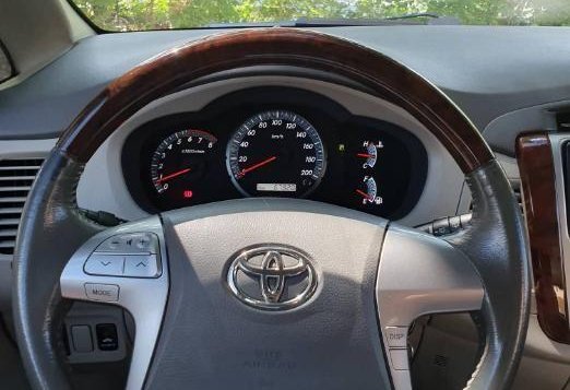 Sell 2nd Hand 2012 Toyota Innova Automatic Gasoline at 68000 km in Muntinlupa-2