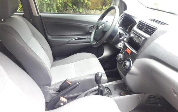 Selling 2nd Hand Toyota Avanza 2013 in Manila-6