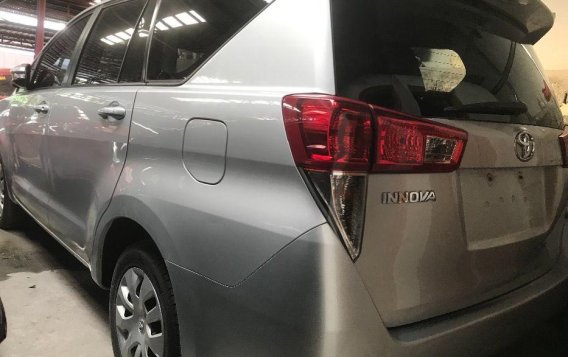 Selling Silver Toyota Innova 2017 in Quezon City-2