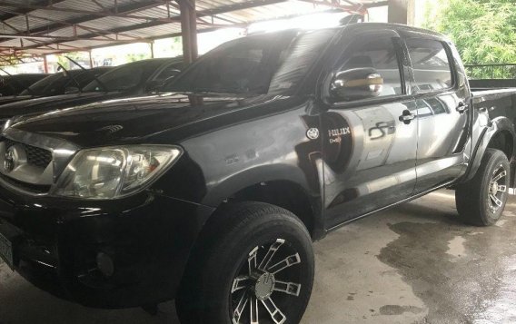 Black Toyota Hilux 2011 at 40000 km for sale-1