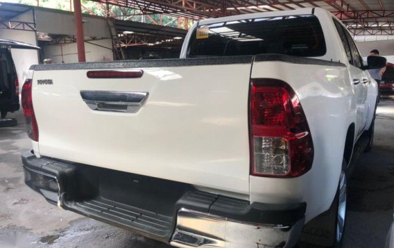 Selling White Toyota Hilux 2016 in Quezon City-2