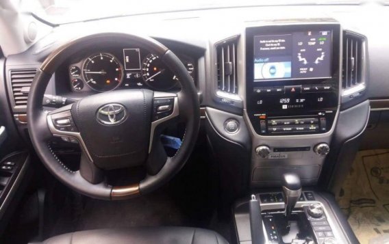Selling Toyota Land Cruiser 2019 Automatic Diesel in Makati-7
