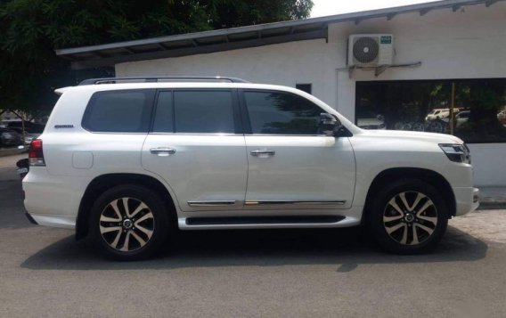 Selling Toyota Land Cruiser 2019 Automatic Diesel in Makati-2