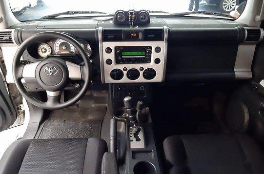 Sell White 2015 Toyota Fj Cruiser Automatic Gasoline at 58000 km in Makati-9