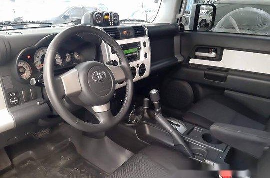 Sell White 2015 Toyota Fj Cruiser Automatic Gasoline at 58000 km in Makati-5