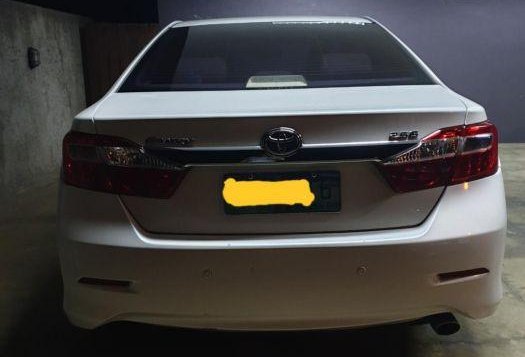 Selling Pearlwhite Toyota Camry 2012 in Quezon City-2
