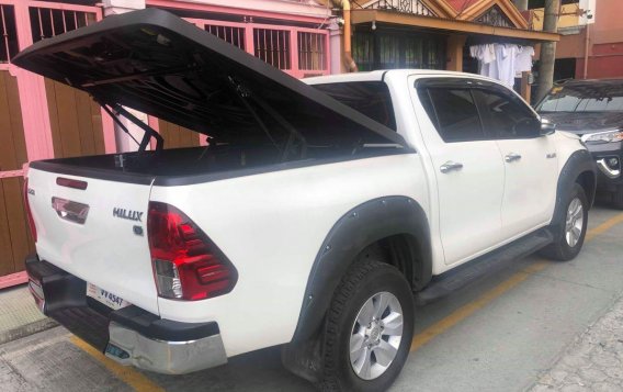 Selling White Toyota Hilux 2017 in Quezon City-3